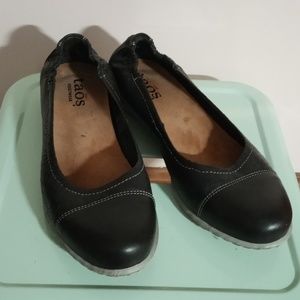 Taos all leather size 8-8 1/2 black shoe, flat